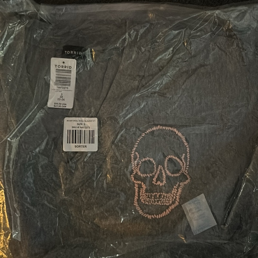 NWT Torrid gray v neck pull over with pink stick skull 3x - Picture 6 of 6